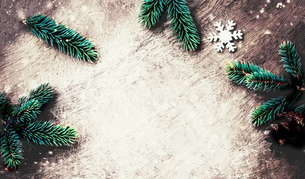圣诞节背景与装饰在黑暗的木板 平坦的平面 顶部视图 圣诞贺卡 — 图库照片