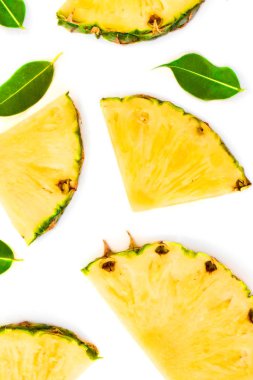 Dilimlenmiş ananas ve yeşil yaprakları desen. Beyaz arka plan üzerinde izole tropikal ananas yaz meyve. Top vie