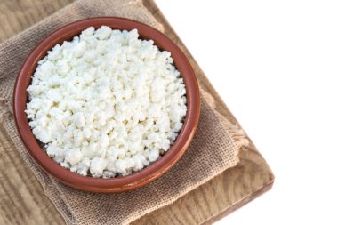 Üstten görünüm, beyaz bir arka plan izole organik süzme peynir