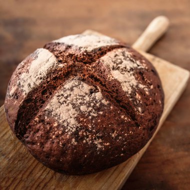 Ahşap masa taze ekmek. Üstten görünüm kopya alanı ile. Çavdar ekmeği kesme kurulu closeu Tarih