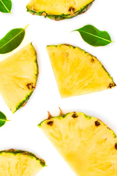 Gesneden Ananas Groene Bladeren Patroon Tropische Ananas Zomer Fruit Geïsoleerd — Stockfoto