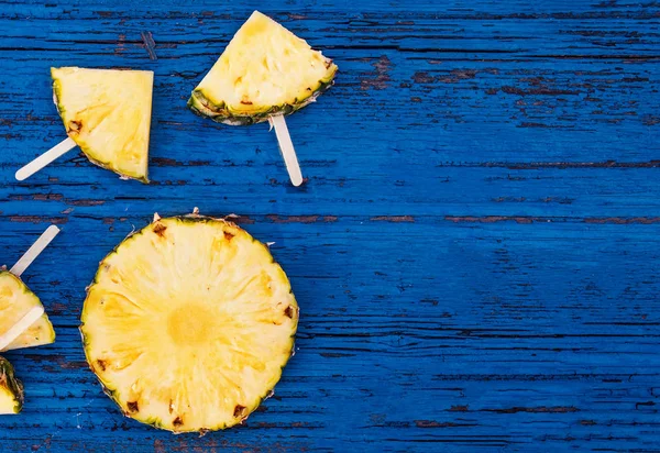 Paletas Rebanadas Piña Sobre Fondo Madera Rústica Azul Concepto Verano — Foto de Stock