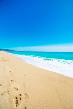 Beach, kum ve mavi okyanus. Yaz arka plan. Kopya alanı