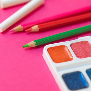 Okula dönüş. Pembe bir arka plan üzerinde okul için öğeleri. Eğitim kavramı. Okula dönüş. Yat, alanı Kopyala