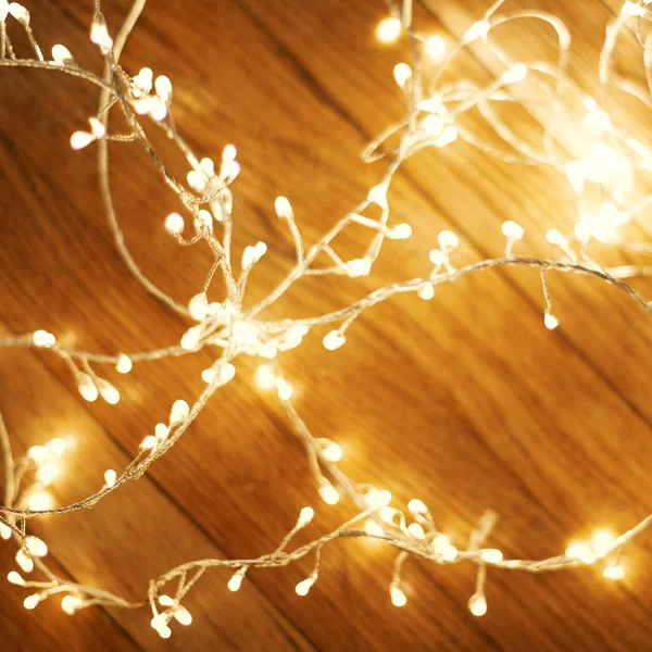 Desenfoque Luces Navidad Sobre Fondo Madera Oscura Guirnalda Navidad Desenfocada —  Fotos de Stock