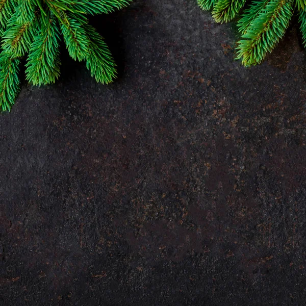 Vánoční Pozadí Větvemi Jedlí Černé Desce Copyspace — Stock fotografie