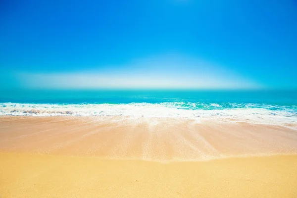 Παραλία Την Άμμο Και Μπλε Ωκεανό Φόντο Καλοκαίρι Χώρο Αντίγραφο — Φωτογραφία Αρχείου