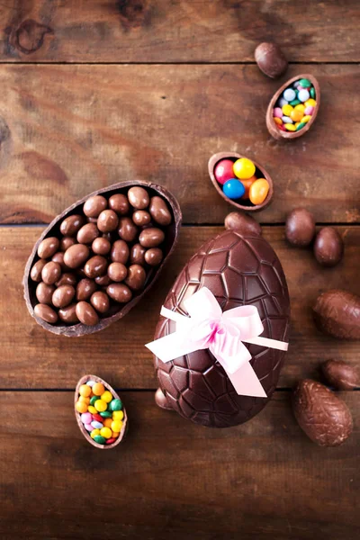 Čokoládová Velikonoční Vejce Tmavém Pozadí Dřeva Stuhou Luk Bonbóny Dovolené — Stock fotografie