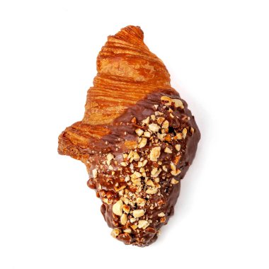 Çikolata ve beyaz arka plan üzerinde izole fındık ile taze kruvasan kapatın. Yukarıdan görüntülemek