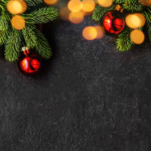 Noel Tatili Kompozisyon Köknar Siyah Zemin Üzerine Ağaç Dalları Süslemeleri — Stok fotoğraf