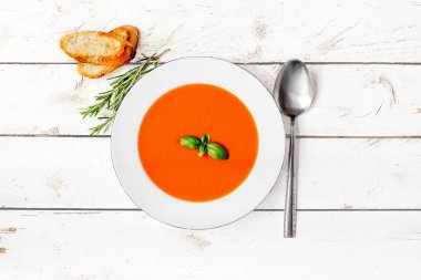 Beyaz bir rustik tabloda domates çorbası. Düz yatıyordu. Boşaltmak