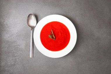 Gri taş zemin üzerine vejetaryen sonbahar domates çorbası. Üstten görünüm. Kopya alanı