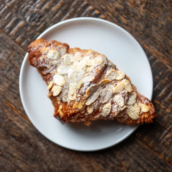 Verse Croissants Voor Ontbijt Donkere Rustieke Houten Tafel Met Kopie — Stockfoto