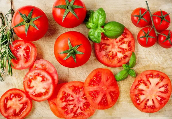 Olika Färska Tomater Med Basilika Blad Skärbräda Visa Från Ovan — Stockfoto