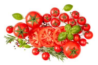 Çeşitli domates, fesleğen yaprakları ve beyaz arka plan üzerinde izole otlar.