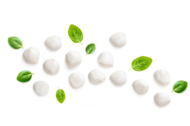 Mozzarella ve fesleğen ile kompozisyon üzerinde izole beyaz arka plan bırakır. 