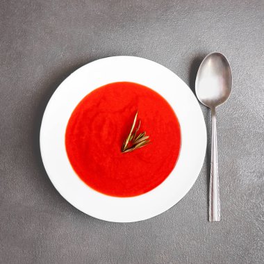 Gri taş zemin üzerine vejetaryen sonbahar domates çorbası. Üstten görünüm. Kopya alanı