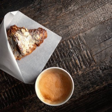 Taze kruvasan ve kahve koyu rustik ahşap Tablo kopya alanı ile fincan. Düz yatıyordu. Üstten görünüm