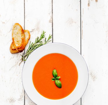 Beyaz bir rustik tabloda domates çorbası. Düz yatıyordu. Boşaltmak