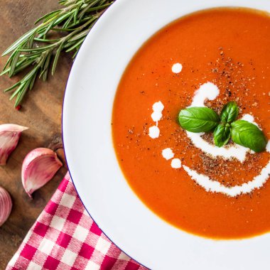 Domates çorbası, sarımsak, taze domates, fesleğen yaprağı ve baharat ahşap bir masa üzerinde yukarıdan görüntüleyin. Sonbahar yemek