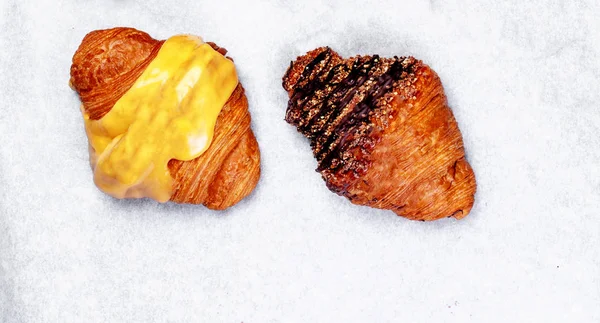 Deliciosos Croissants Fundo Brilhante Perto Croissants Coloridos Vista Superior — Fotografia de Stock