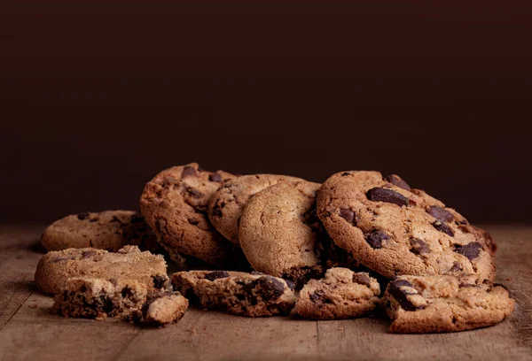 Galletas Con Chispas Chocolate Una Vieja Mesa Madera Espacio Copia —  Fotos de Stock