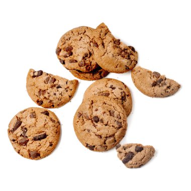 Beyaz arka plan üzerinde izole çikolata parçaları ile çikolatalı kurabiye. Görüntüyü