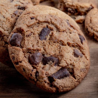 Rustik ahşap zemin üzerine çikolatalı kurabiye