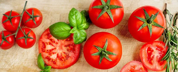 Olika Färska Tomater Med Basilikabladen Skärbräda Visa Från Ovan — Stockfoto