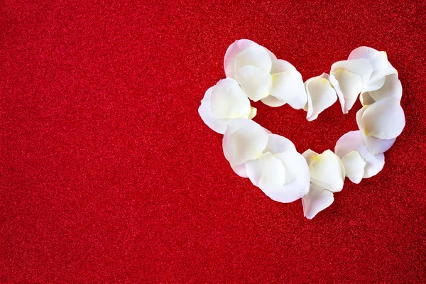 情人节贺卡 美丽的心脏形状从玫瑰花瓣在红色闪闪发光的背景与复制空间 — 图库照片