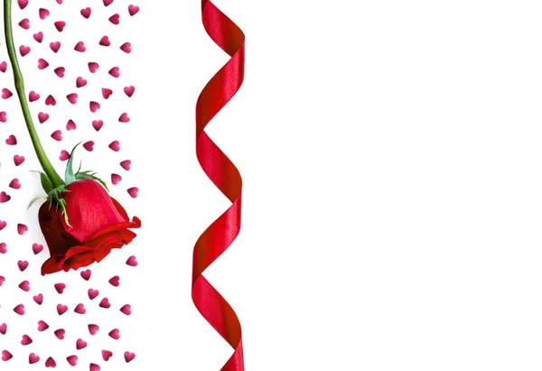 Valentinky Den Blahopřání Rudou Růži Pásky Srdce Izolovaných Bílém Pozadí — Stock fotografie