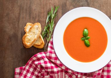 Vejetaryen sonbahar domates çorbası ekmek ahşap masa üzerinde düz yatıyordu. Kopya alanı