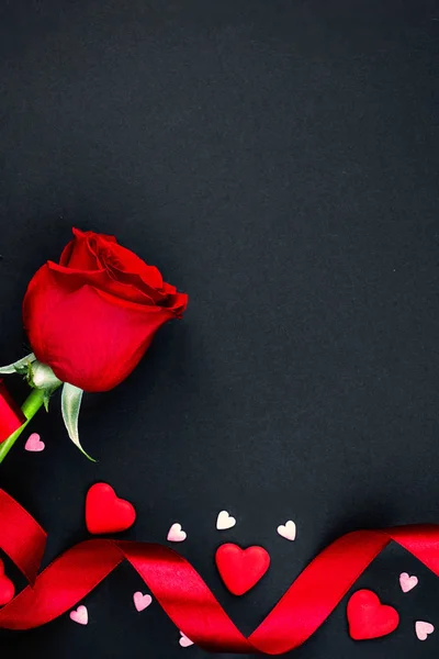 Fundal Frumos Valentine Trandafiri Roșii Inimi Fundal Negru Plat Lay — Fotografie, imagine de stoc