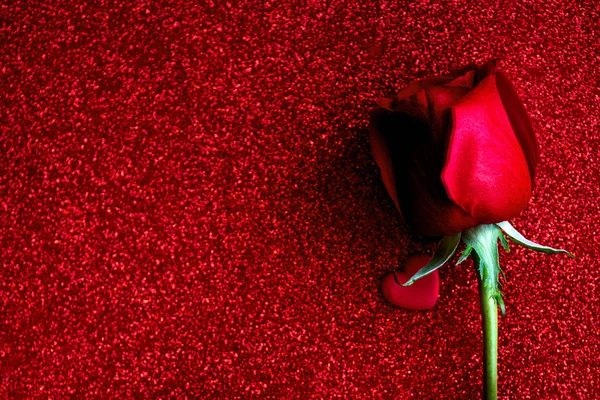 Šťastný Valentines Den Pozadí Růží Stuha Luk Srdce Třpytivý Červený — Stock fotografie