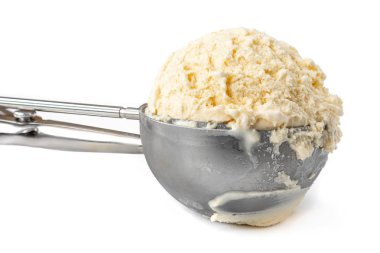 Vanilyalı dondurma topu ile taze nane yaprağı beyaz zemin üzerine izole makro