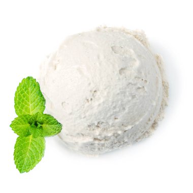 Vanilyalı dondurma topu ile taze nane yaprağı beyaz zemin üzerine izole makro