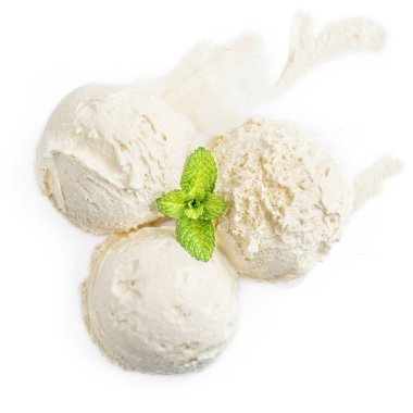 Vanilyalı dondurma topu ile taze nane yaprağı beyaz zemin üzerine izole makro