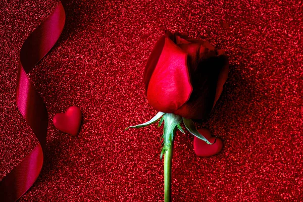 Šťastný Valentines Den Pozadí Růží Stuha Luk Srdce Třpytivý Červený — Stock fotografie