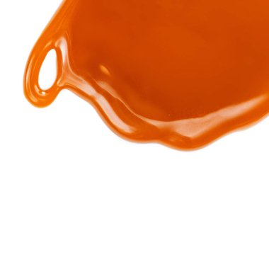 Karamel sos beyaz arka plan üzerinde izole akan. Karamelalı şekerleri karamel altın sıvı nokta