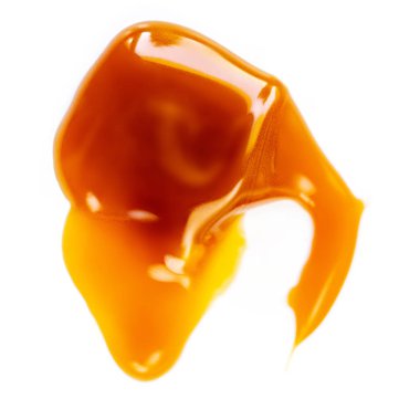 Beyaz arka plan üzerinde izole karamel sos bırak. Karamelalı şekerleri karamel altın sıvı nokta