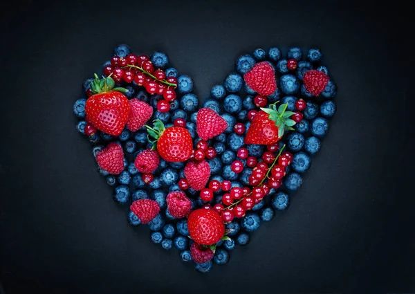 Berry Mezcla Frutas Forma Corazón Sobre Fondo Negro Variedad Bayas —  Fotos de Stock