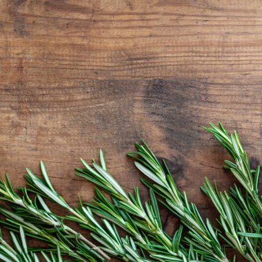 Biberiye bitki boşaltmak bir ahşap zemin üzerinde. Üstten görünüm