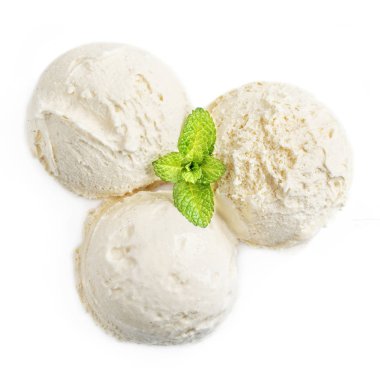 İzole üzerinde beyaz arka plan, üstten görünüm üç kremsi vanilyalı dondurma topları ile taze nane yaprağı