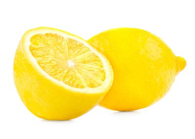Beyaz arka plan üzerinde izole limon. Bütün limon meyve ile yarım parça