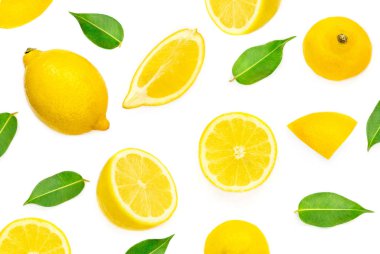 Limon desen. Limon meyve ve beyaz arka plan üzerinde izole yaprak dilimlerle. Düz yatıyordu, en iyi görünümü 