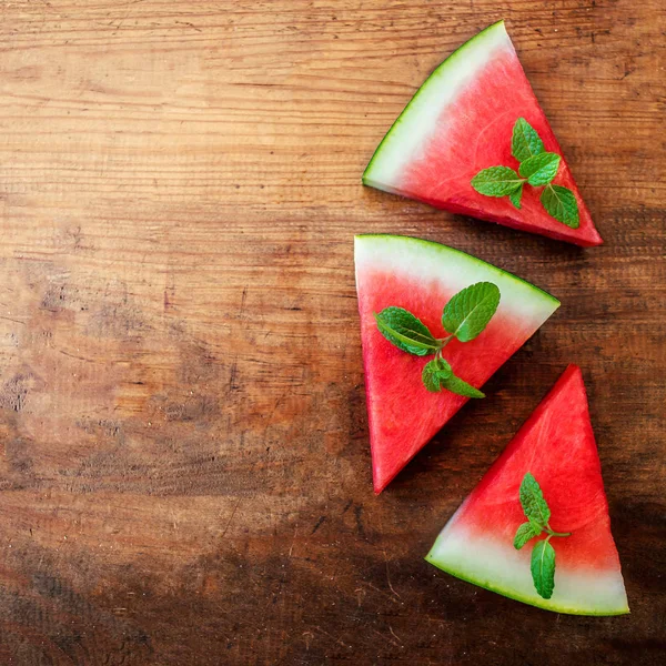 Vattenmelon Skivor Med Mynta Blad Trä Bakgrund Copyspace Platt Låg — Stockfoto