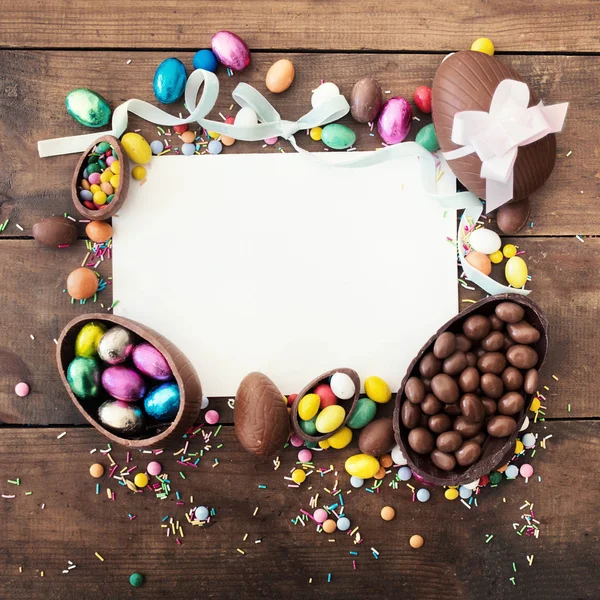 Velikonoční Pozadí Bílým Prázdný Papír Blahopřání Čokoládová Velikonoční Vejce Pohled — Stock fotografie