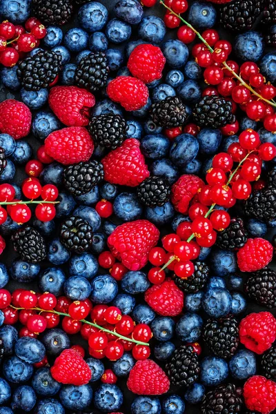 浆果图案 新鲜的夏季浆果混合背景草莓 覆盆子 红醋栗 蓝莓和黑莓 顶视图 — 图库照片