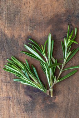 Kopya alanı ahşap bir zemin üzerine biberiye bitki bağlı. Nitelikleri