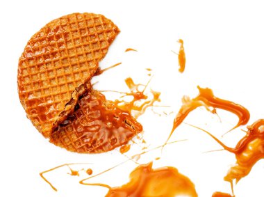 Beyaz b izole karamel sos ile karamel ince yuvarlak gözleme